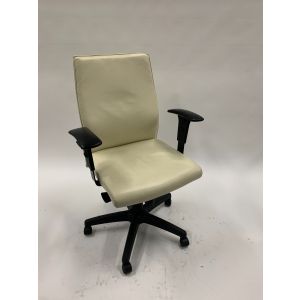 Compel Conference Chair (Pearl Leatherette)